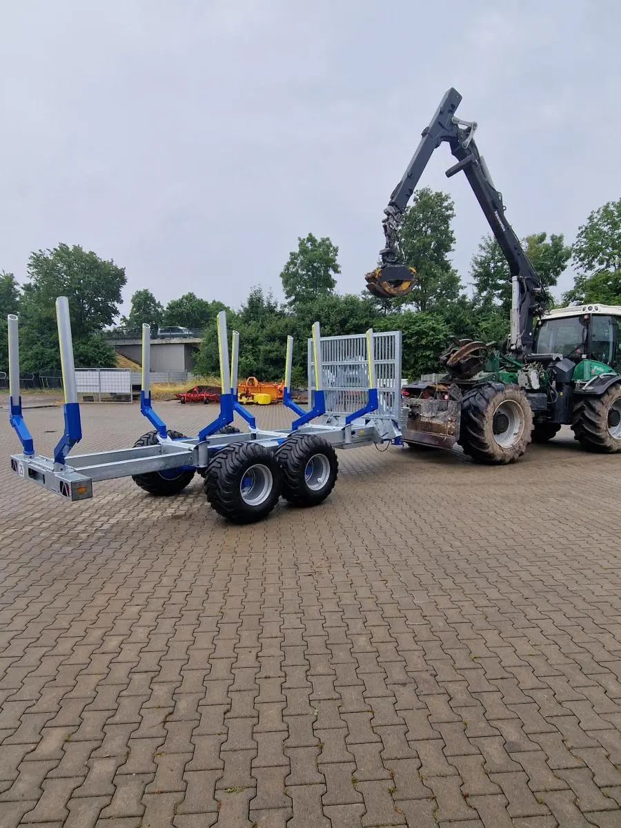 Kranfahrzeug mit Anhänger auf dem Betriebshof