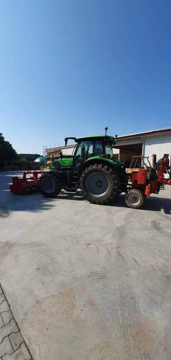 Traktor mit rotem Anbaugerät