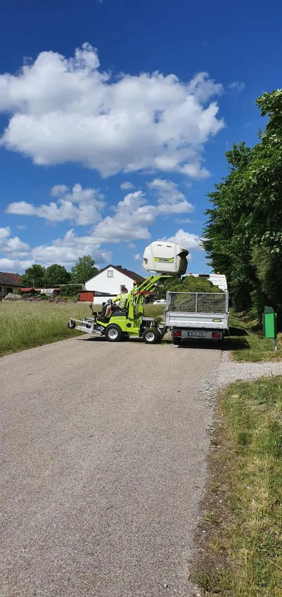 Einsatzfahrzeug an einem Weg